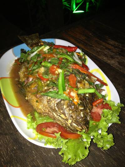 ปลานิลราดพริก ที่ ร้านอาหาร แซ่บในซอย