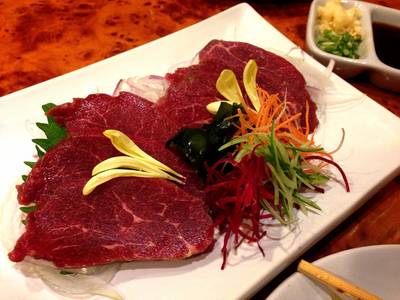 basashi ม้าดิบ ที่ ร้านอาหาร Uomasa (อุโอะมาสะ)