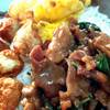 กะเพราหมูชิ้น ลูกชิ้นทอด ไข่ดาวสุก ที่ ร้านอาหาร โกกระเพราผักบุ้ง
