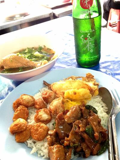 อาหารมื้อนี้ ข้าวกะเพราหมูชิ้นลูกชิ้นทอดไข่ดาวสุก เกาเหลาน่องไก่ ที่ ร้านอาหาร โกกระเพราผักบุ้ง
