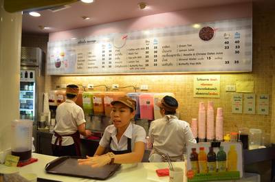 สั่งของกินที่เค้าเตอร์ ที่ ร้านอาหาร มนต์นมสด ถนนดินสอ