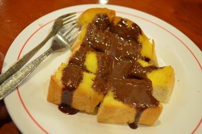 ขนมปังหน้าช๊อคโกแล๊ต ที่ ร้านอาหาร มนต์นมสด ถนนดินสอ