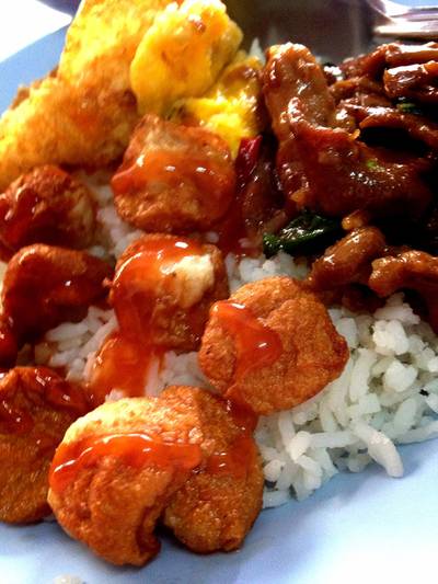 กะเพราหมูชิ้น ลูกชิ้นทอด ที่ ร้านอาหาร โกกระเพราผักบุ้ง