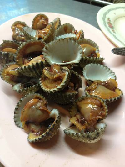 จานละ 100 บาท พร้อมทาน แกะมาให้เลยค่ะ ที่ ร้านอาหาร หอยแครงลวก ซอยเท็กซัส