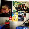 โปสเตอร์โฆษณาน้ำอัดลมภายในร้าน ดูเก่าดี ที่ ร้านอาหาร โกกระเพราผักบุ้ง