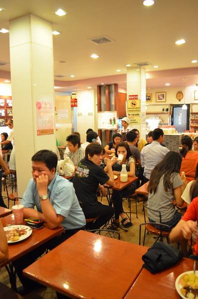 บรรยากาศร้าน ที่ ร้านอาหาร มนต์นมสด ถนนดินสอ