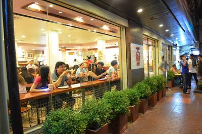 ถึงร้านแล้วว ^^ ที่ ร้านอาหาร มนต์นมสด ถนนดินสอ