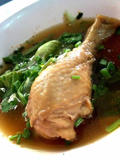 เกาเหลาน่องไก่ ที่ ร้านอาหาร โกกระเพราผักบุ้ง