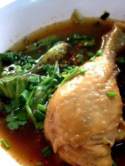 เกาเหลาน่องไก่ ที่ ร้านอาหาร โกกระเพราผักบุ้ง