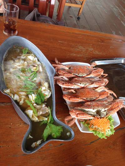 หมูมะนาว + ปูนึ่ง  ที่ ร้านอาหาร กินปู ซีฟู้ด