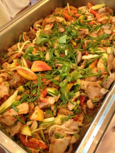 ยำคอหมูย่าง ที่ ร้านอาหาร บ้านก้ามปู ทรอปิคอล คาเฟ่