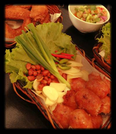 ไส้กรอกอีสาน ที่ ร้านอาหาร บ้านส้มตำ ซอยศรีเวียง