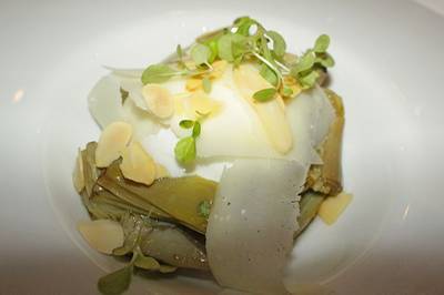 จานที่ 2 - Warm artichoke salad with almonds and cheese ที่ ร้านอาหาร Rossini's Sheraton Grande Sukhumvit Hotel