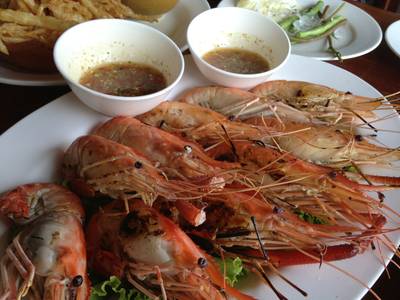 ก้ามกรามเผา ที่ ร้านอาหาร แพแม่น้ำ