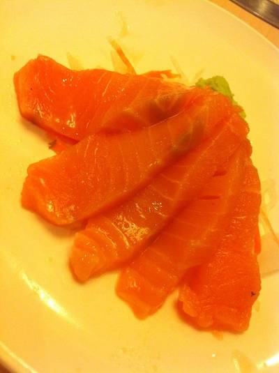 แซลมอนซาซึมิ ที่ ร้านอาหาร Giants Yakiniku