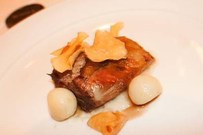 จานที่ 4 - Roasted lamb shoulder with pink pepper and topinambur artichoke cream ที่ ร้านอาหาร Rossini's Sheraton Grande Sukhumvit Hotel
