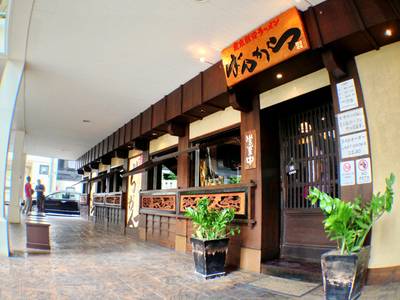 หน้าร้านครับ ด้านข้างๆ จะเห็นเหมือนบานหน้าต่างเปิดออกไป ที่ ร้านอาหาร Bankara Ramen