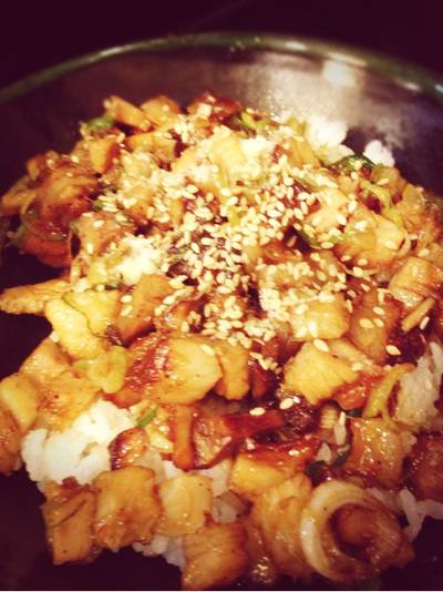 ข้าวหน้าหอมญี่ปุ่นหมูย่างรสเผ็ด ที่ ร้านอาหาร Tomato Noodle
