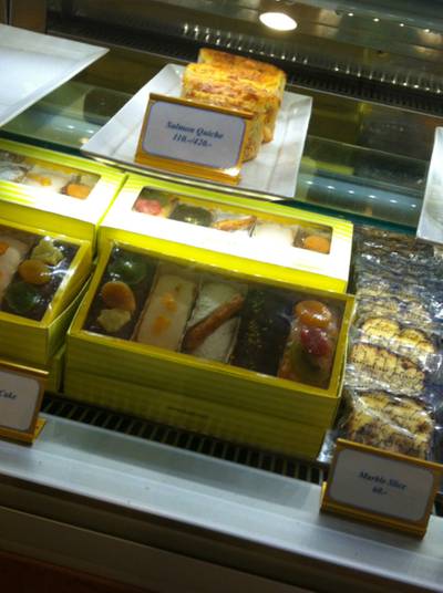 เค้ก ขนม เพียบ ที่ ร้านอาหาร Dusit Gourmet