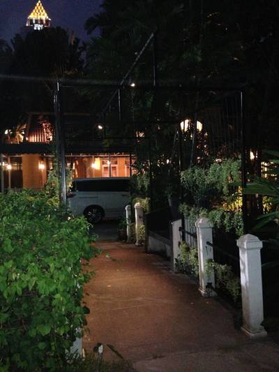 ที่จอดรถ ร่มรื่นต้นไม้เยอะดีคะ ที่ ร้านอาหาร MK Gold ศาลาแดง