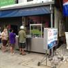 คนเข้าคิวรออย่างเยอะ  ที่ ร้านอาหาร โจ๊กเจ๊แอ๊ด