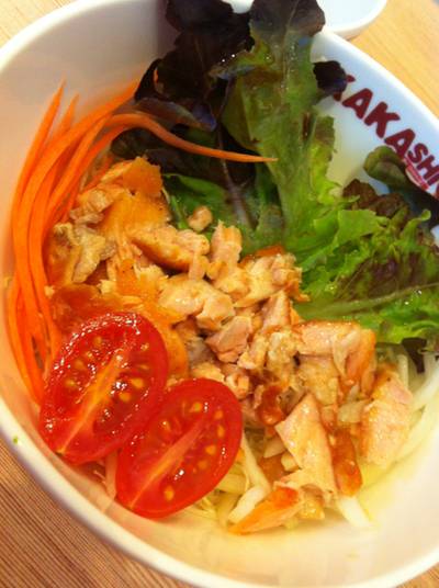 สลัดปลาแซลมอนพร้อมน้ำสลัดญี่ปุ่น ที่ ร้านอาหาร Kakashi Fortune Town 