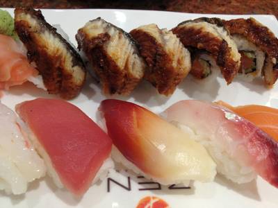 ข้าวห่อหน้าปลาไหล ปกติไม่หั่นแบบนี้นะ น่าเกลียดมาก ที่ ร้านอาหาร Zen The Mall บางแค