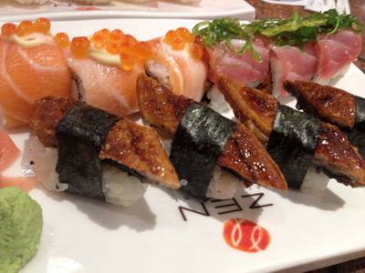 ดูปลสแซลมอน เอาชิ้นเศษให้เฉย ที่ ร้านอาหาร Zen The Mall บางแค