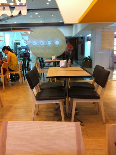 บรรยากาศภายในร้าน คนเริ่มมาแล้วค่ะ ที่ ร้านอาหาร Kakashi Fortune Town 