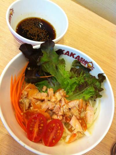 สลัดปลาแซลมอนพร้อมน้ำสลัดญี่ปุ่น ที่ ร้านอาหาร Kakashi Fortune Town 
