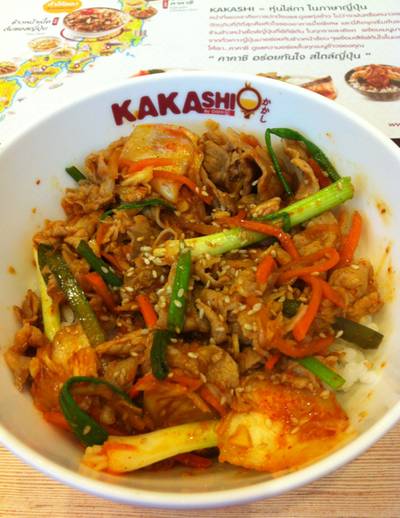 ข้าวหน้าหมูผัดกิมจิ  ที่ ร้านอาหาร Kakashi Fortune Town 