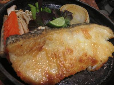 สเต็กปลาหิมะ ดูยังไม่เฟรชและไม่น่ากินเท่าที่ควร ที่ ร้านอาหาร Zen The Mall บางแค
