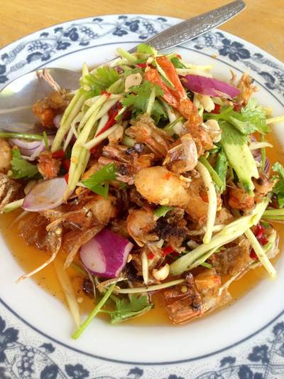 ยำกุ้งฟู.  ที่ ร้านอาหาร สบายใจ อ.ศรีบุญเรือง