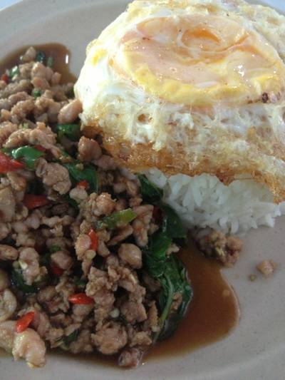 กระเพราหมูสับไข่ดาว ที่ ร้านอาหาร อีสานเฮ้าส์