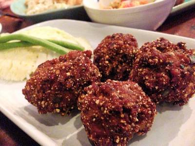 ลาบหมูทอด ที่ ร้านอาหาร ลาภปาก