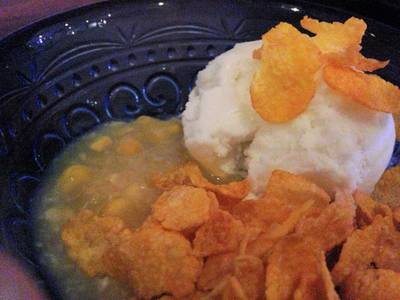 ไอศครีมมะพร้าว ราดซุปข้าวโพด & คอนเฟลก ที่ ร้านอาหาร ลาภปาก