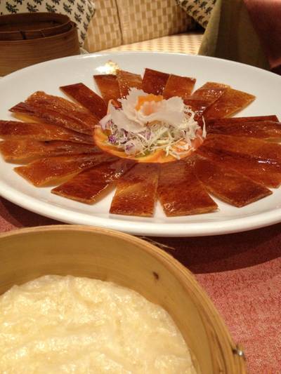 เป็ดปักกิ่งกรอบ เรียบเหมือนกระดาษA4 ไร้มัน ยกส่องไฟใสปิ๊ง ที่ ร้านอาหาร Silk Road Plaza Athénée Bangkok