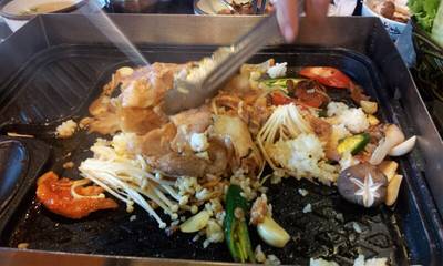 ย่างเสร็จ ก็เอาข้าวลงไปผัด อร่อยอีกแบบ ที่ ร้านอาหาร Kimju The Circle