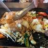 ย่างเสร็จ ก็เอาข้าวลงไปผัด อร่อยอีกแบบ ที่ ร้านอาหาร Kimju The Circle