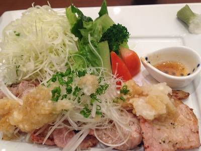 ชุดหมูชิโอะโคจิบูตะเซ็ตค่ะอร่อยดีนะ แต่น้อยไปหน่อยเมื่อเทียบกับผัก ที่ ร้านอาหาร Ootoya เซ็นทรัลพระราม 3