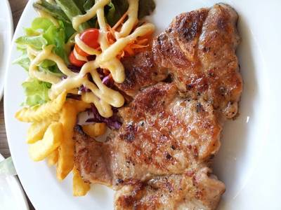 หมูคุโรบูตะ ที่ ร้านอาหาร บ้านสวนสลัด Home Steak & Salad