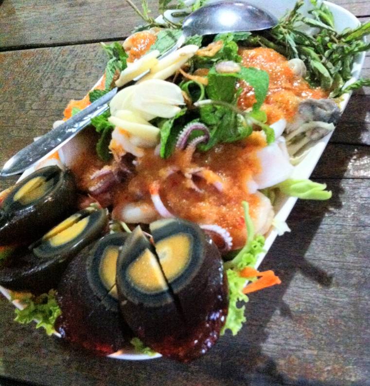 ยำสามรส ที่ ร้านอาหาร อิ่มปลาเผา ดอนเมือง