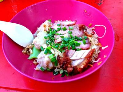 บะหมี่เกี้ยวแห้งหมูแดงหมูกรอบ ที่ ร้านอาหาร บะหมี่ 60 ปี (บะหมี่ทำเอง)
