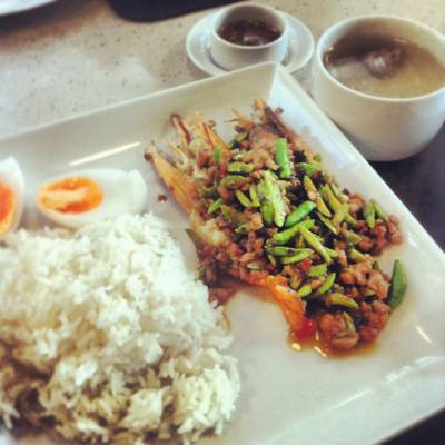 กุ้งผัดสะตอกะปิ ที่ ร้านอาหาร Greyhound Café - J Avenue