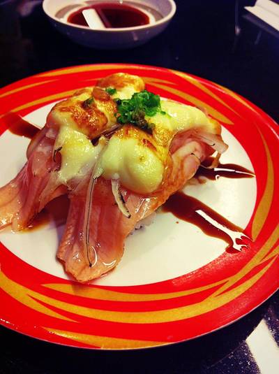 แซลม่อนราดซอสหวาน อร่อยมากกก เข้ากันดีค่ะ เนื้อปลานุ่มมากๆ ที่ ร้านอาหาร Heiroku Sushi เซ็นทรัล พระราม 9