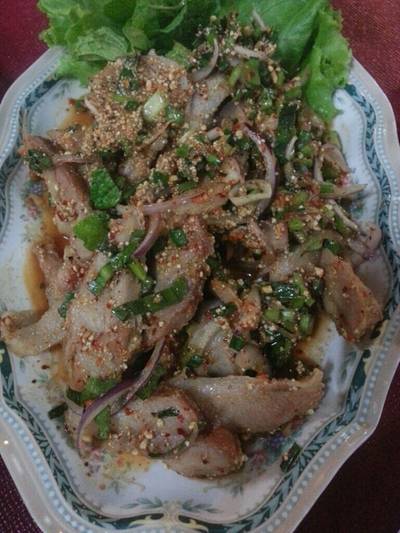 น้ำตกคอหมู ที่ ร้านอาหาร ลาบ 11 ราชพฤกษ์