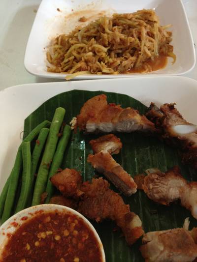 ซี่โครงหมูทอดกับตำมะม่วง ที่ ร้านอาหาร เฮือนเพ็ญ