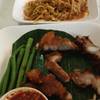 ซี่โครงหมูทอดกับตำมะม่วง ที่ ร้านอาหาร เฮือนเพ็ญ