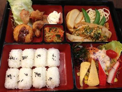 กานาตะ. เบนโตะ ที่ ร้านอาหาร Yayoi The Mall Ngamwongwal