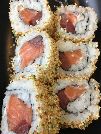ชื่อเซตอะไรไม่รู้ เป็นแซลมอน ข้างนอกเป็นงาๆค่ะ ที่ ร้านอาหาร Sushi Masa ราชเทวี